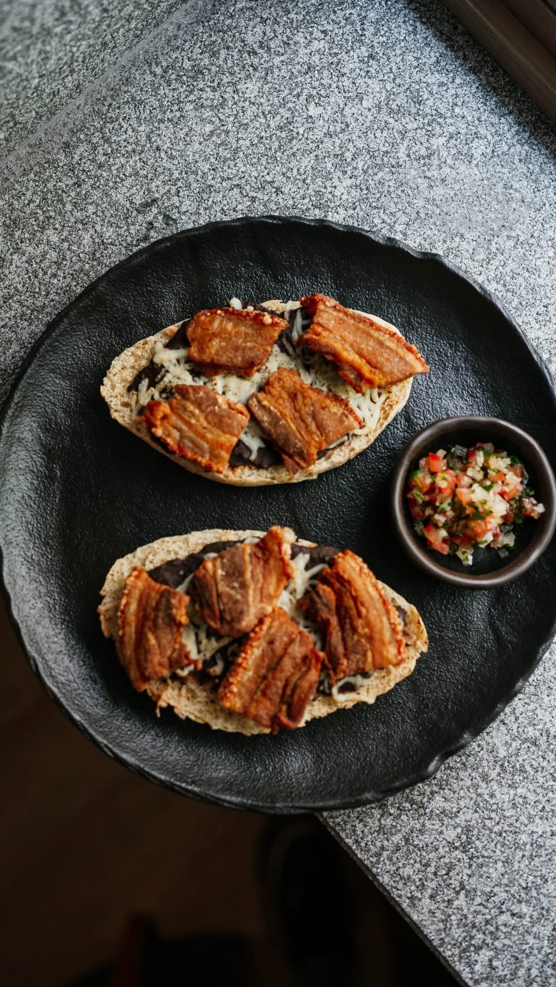 Desayunar aquí ya se ha convertido en el plan del fin de semana. 

Los de hoy: Molletes con panceta y pico de gallo 👌

D