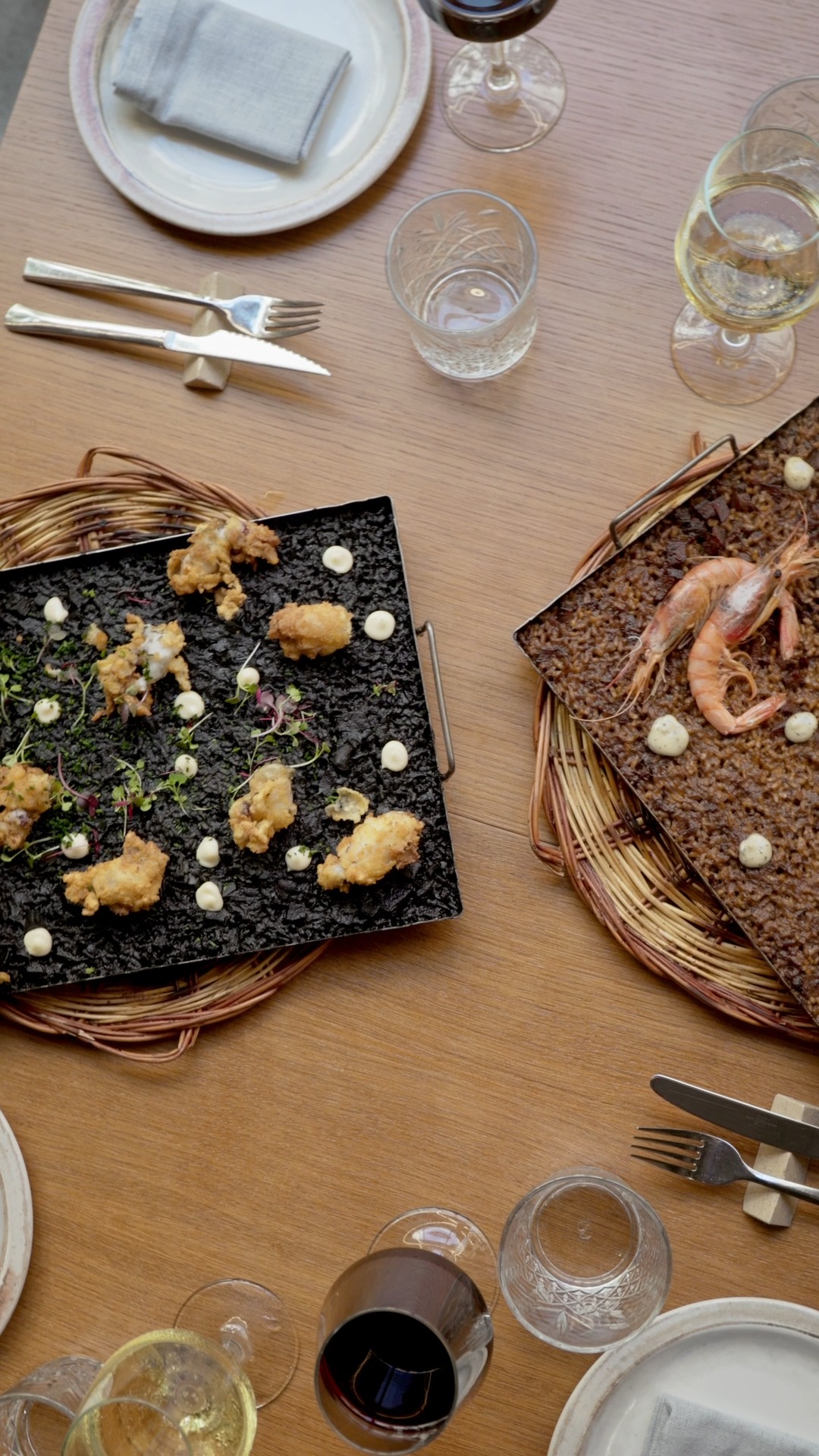 Arroces que cambian, sabor que se queda. Te esperamos. 
•
Rice dishes that change, flavor that stays. Come visit. 
•
Rei