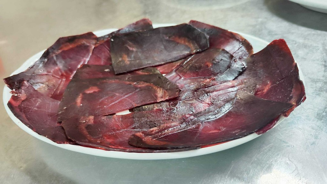 La joya curada de León, ahora en tu mesa en El Bierzo. Cecina de calidad superior para los paladares exigentes. ✨ #Cecin