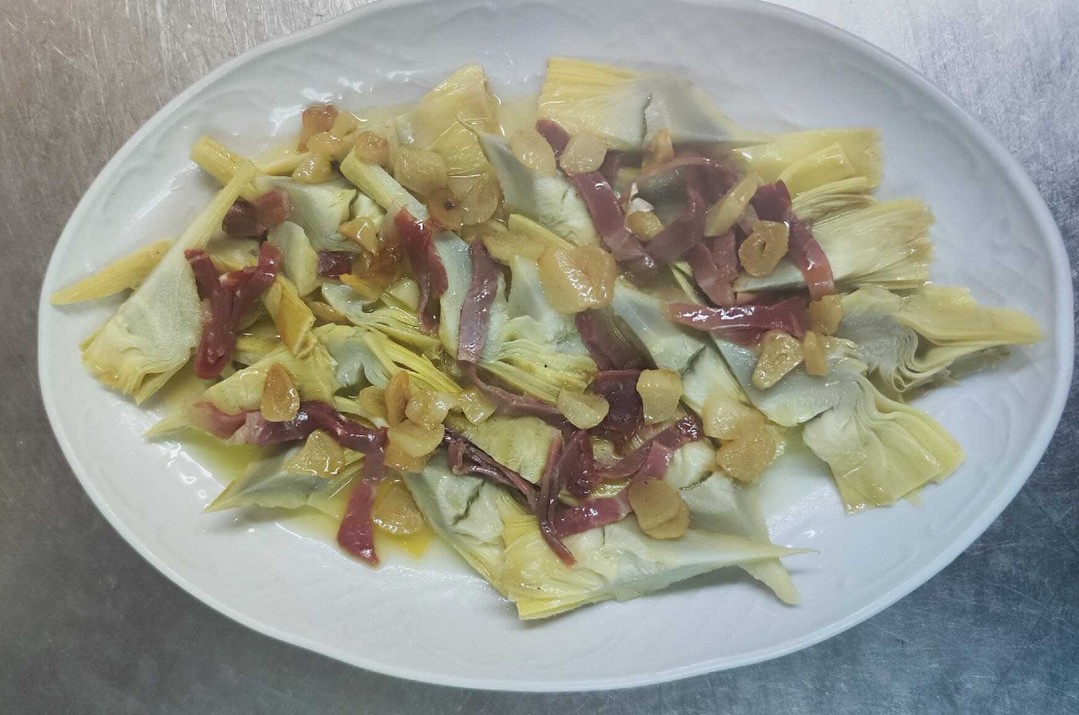 Alcachofas tiernas salteadas con jamón crujiente. Un bocado de sabor que te espera en El Bierzo. ¡Pruébalo! 🤤 #Alcachofa