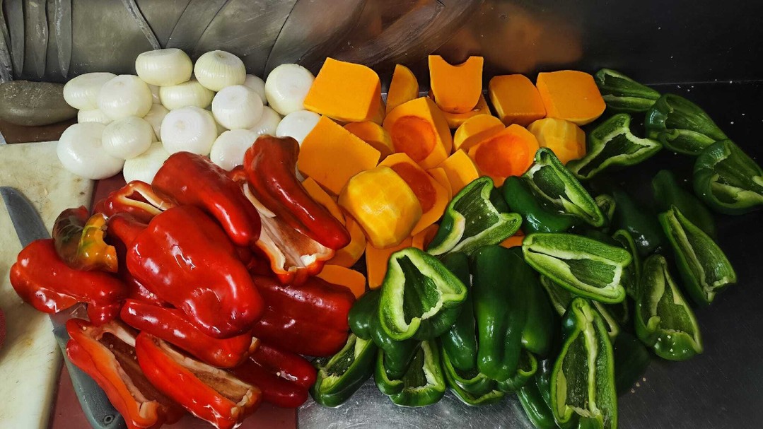 La base de nuestros sabores auténticos: ingredientes frescos y de la mejor calidad. ¡Así se cocina en El Bierzo! ✨ #Fres