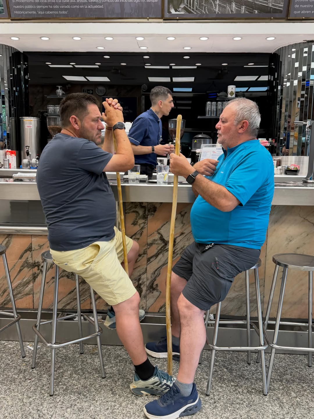 A veces en el Bar pasan cosas… estampas que ojalá nunca se pierdan.
Ayer por la tarde dos pastores hablando de sus cosa