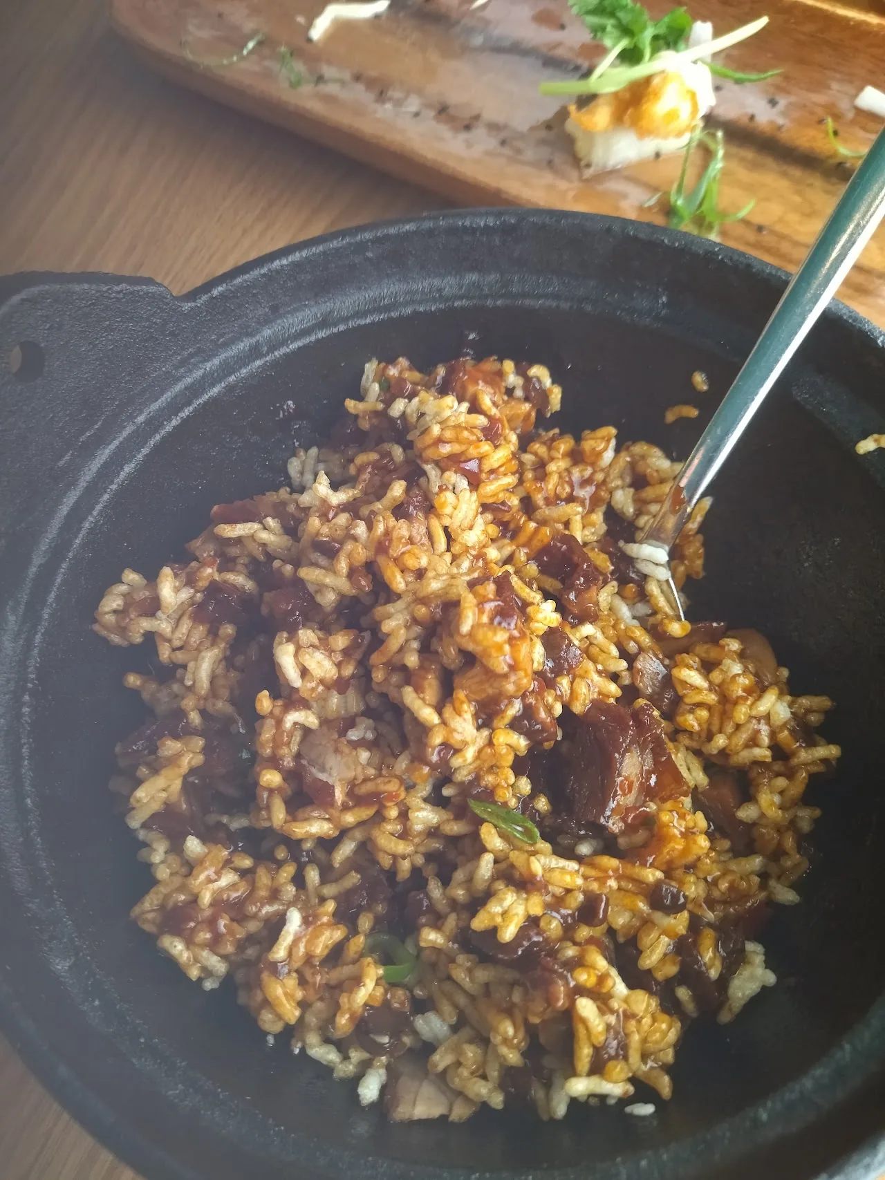 Fried rice with meat served in a black pot