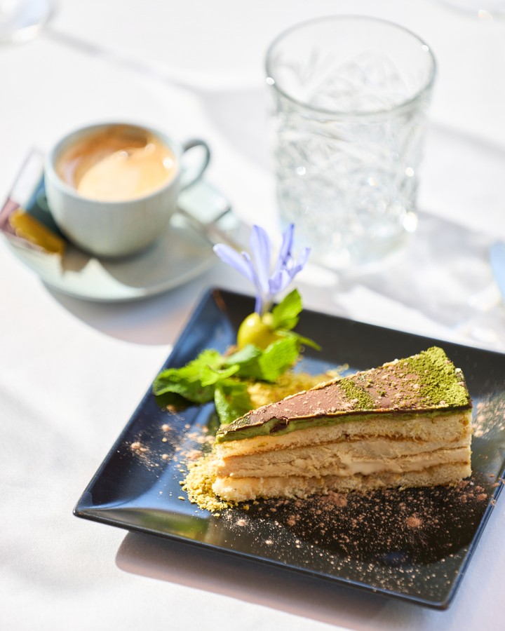 El broche perfecto para terminar la experiencia.
Nuestro tiramisú de té matcha combina la cremosidad de un gran clásico