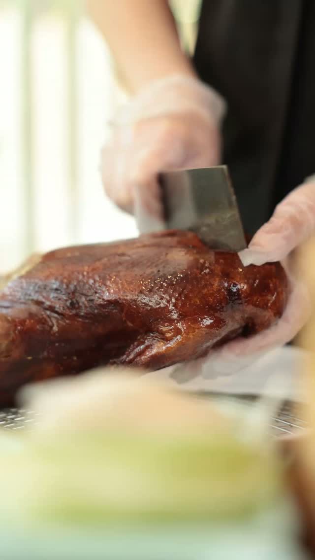 Detrás de cada rollito de pato hay técnica, precisión y tradición.
Una elaboración que se prepara al momento y que form
