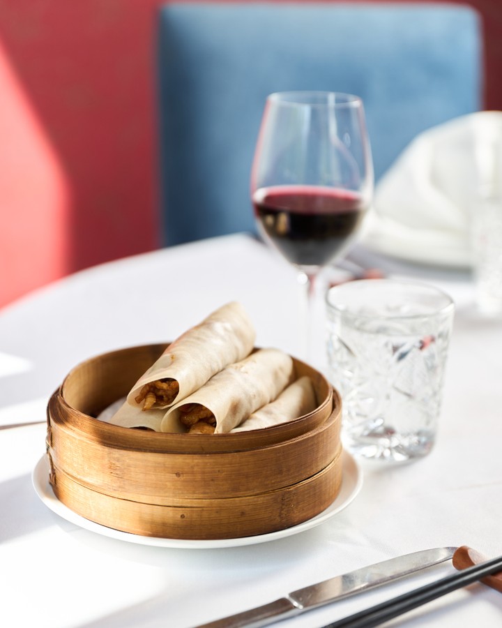 Un clásico de la cocina de Pekín que nunca pasa desapercibido.
Nuestros rollitos de cerdo a la pekinesa combinan textur