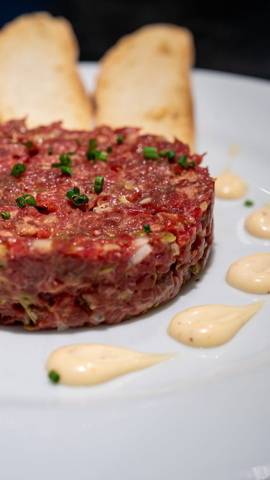 Un buen steak tartar empieza mucho antes de llegar a la mesa.
Empieza con un gran producto y con el cuidado de prepararl