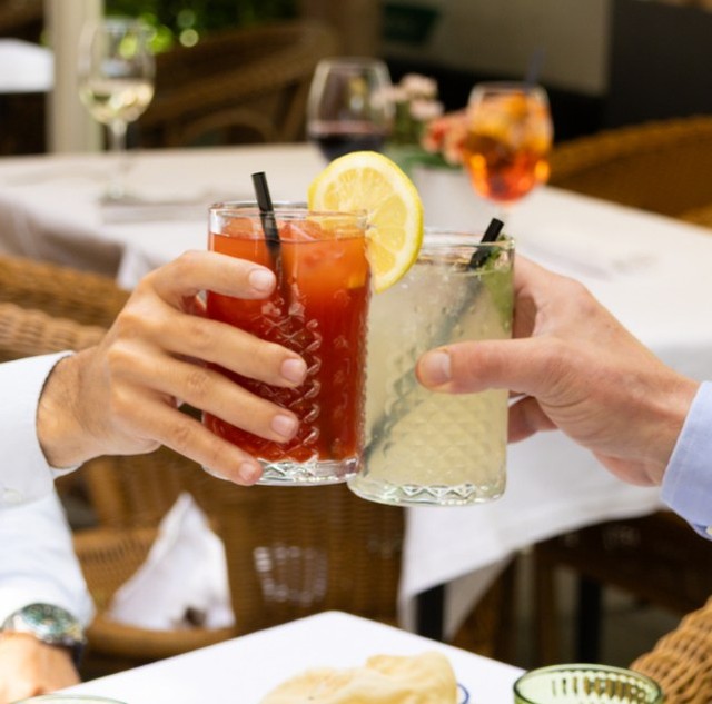 Hay momentos que merecen un brindis sin prisa. 🍸✨

Un cóctel de autor en la mano, la brisa de Madrid y la mejor compañía