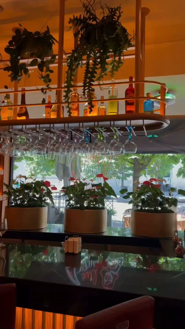 Hay espacios que no solo se recuerdan por su belleza, sino por lo que te hacen sentir al cruzar la puerta. ✨🍷

En pleno 