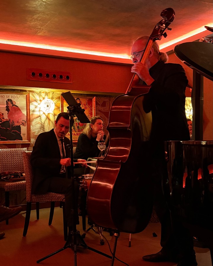 Hay notas que transforman una tarde ordinaria en un recuerdo extraordinario. 🎹🎻✨

En @elcafedelaopera el ritmo de Madrid