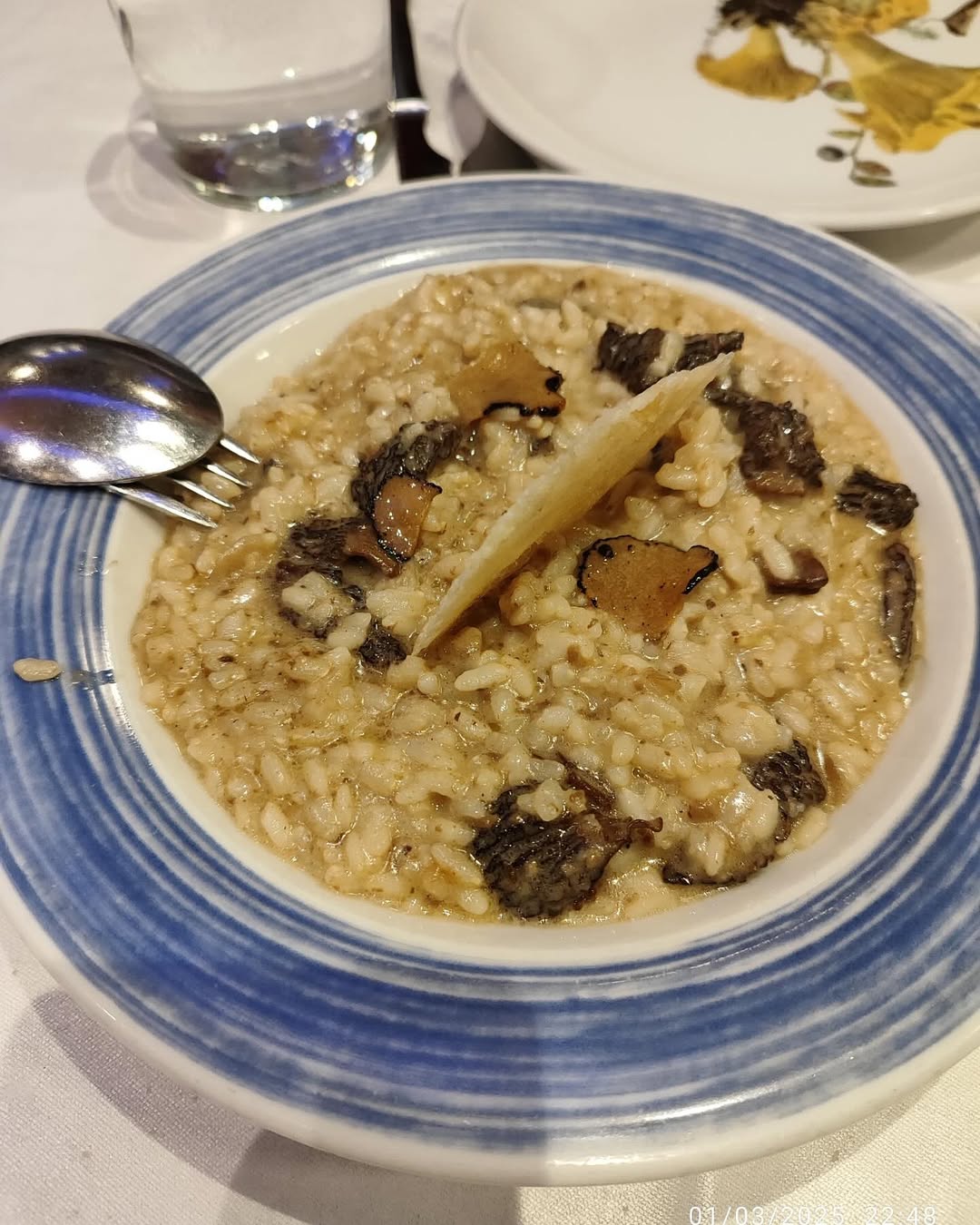 Risotto de colmenillas con crujiente de parmigiano y trufa negra.
#nosolosetas #risottostories