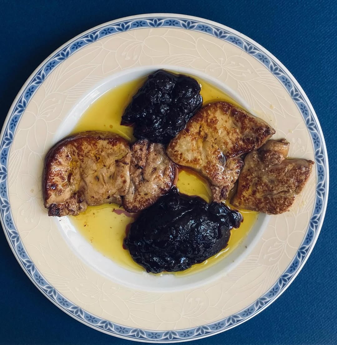 El Cisne Azul — @elcisneazul.restaurante — Madrid — 📸: @whatjohnnywhateats — Nestled in the heart of Madrid, El Cisne Az