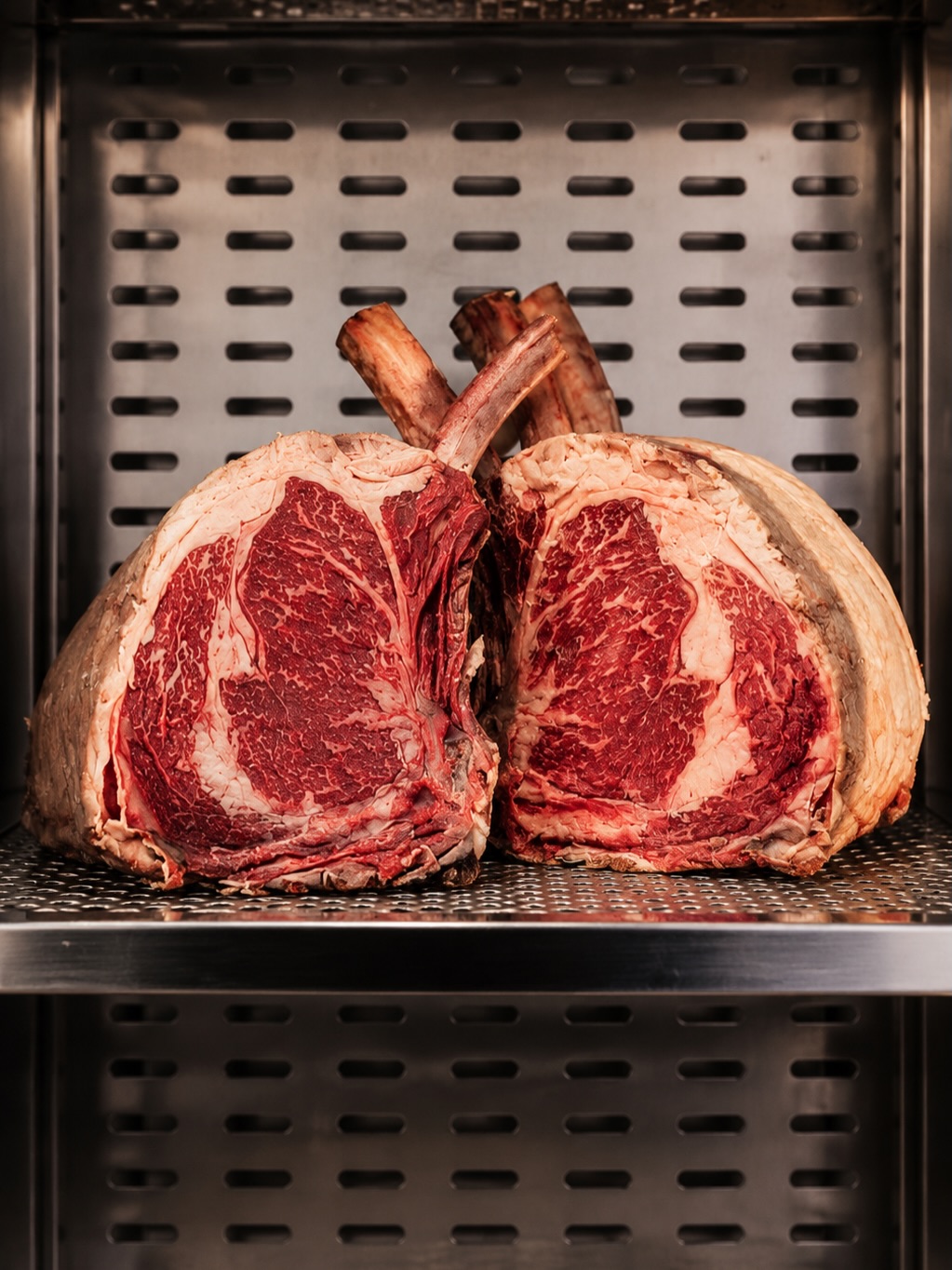 En nuestras cámaras maduramos los lomos que previamente hemos seleccionado.

Carnes todas de origen 100% nacional. Traba