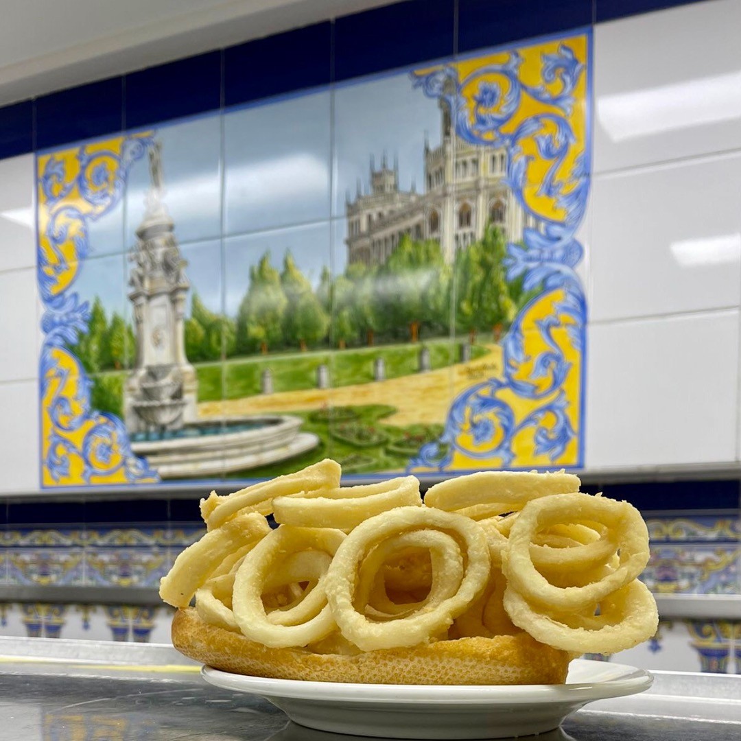Ya es Viernes y el bocadillo lo sabe!🥳🥳 #plazamayor #plazamayormadrid #bocadillodecalamares #calamares #turismomadrid #f