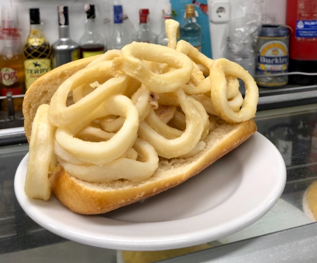 El arte hecho bocadillo 😍😍😍#plazamayor #plazamayormadrid #bocadillodecalamares #calamares #turismomadrid #foodporn #barl