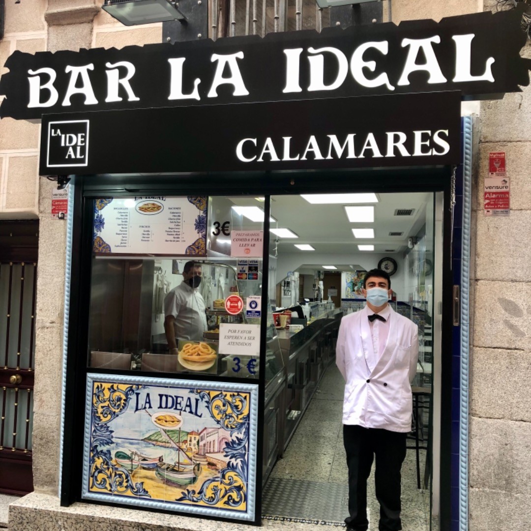 Siempre con una buena sonrisa 😷😷😷 #plazamayor #plazamayormadrid #bocadillodecalamares #calamares #turismomadrid #barlaid