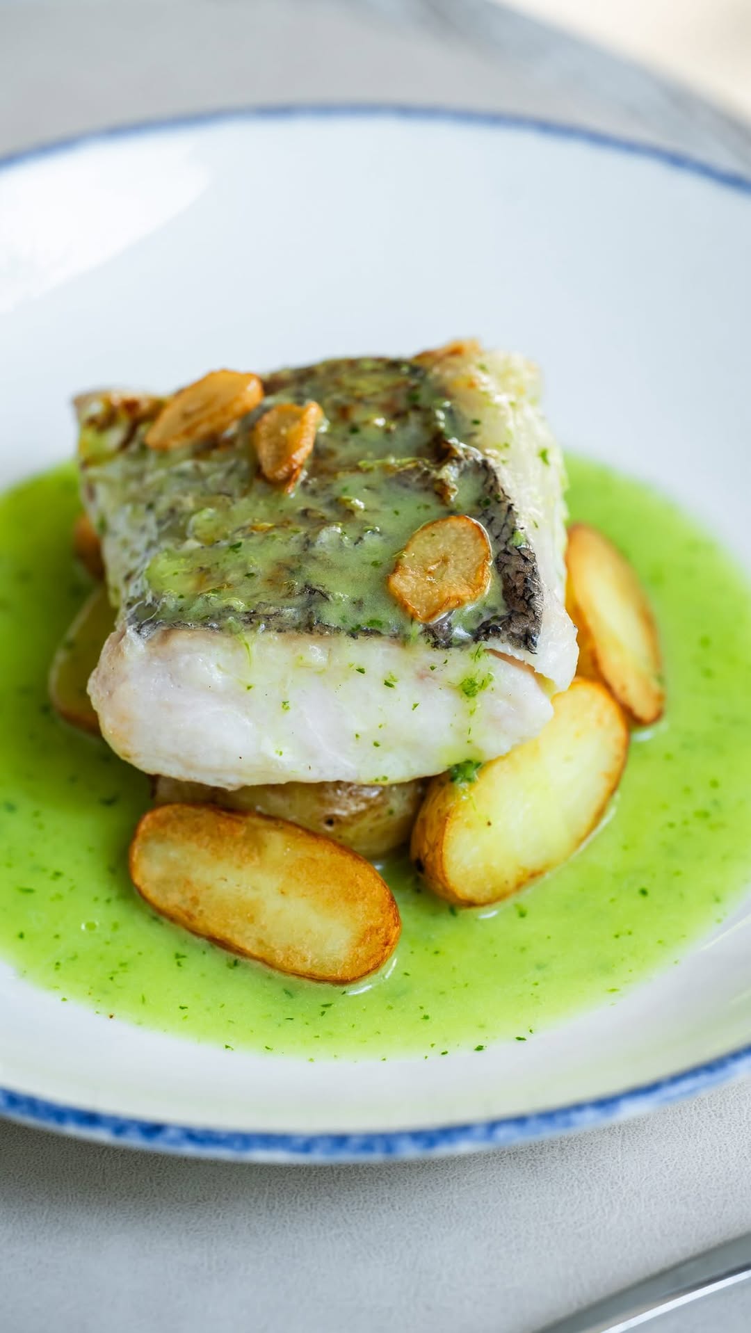 En vacaciones os habréis puesto finos de espetos, pescados a la parrilla y arroces marineros… aquí hacemos uno melosito 