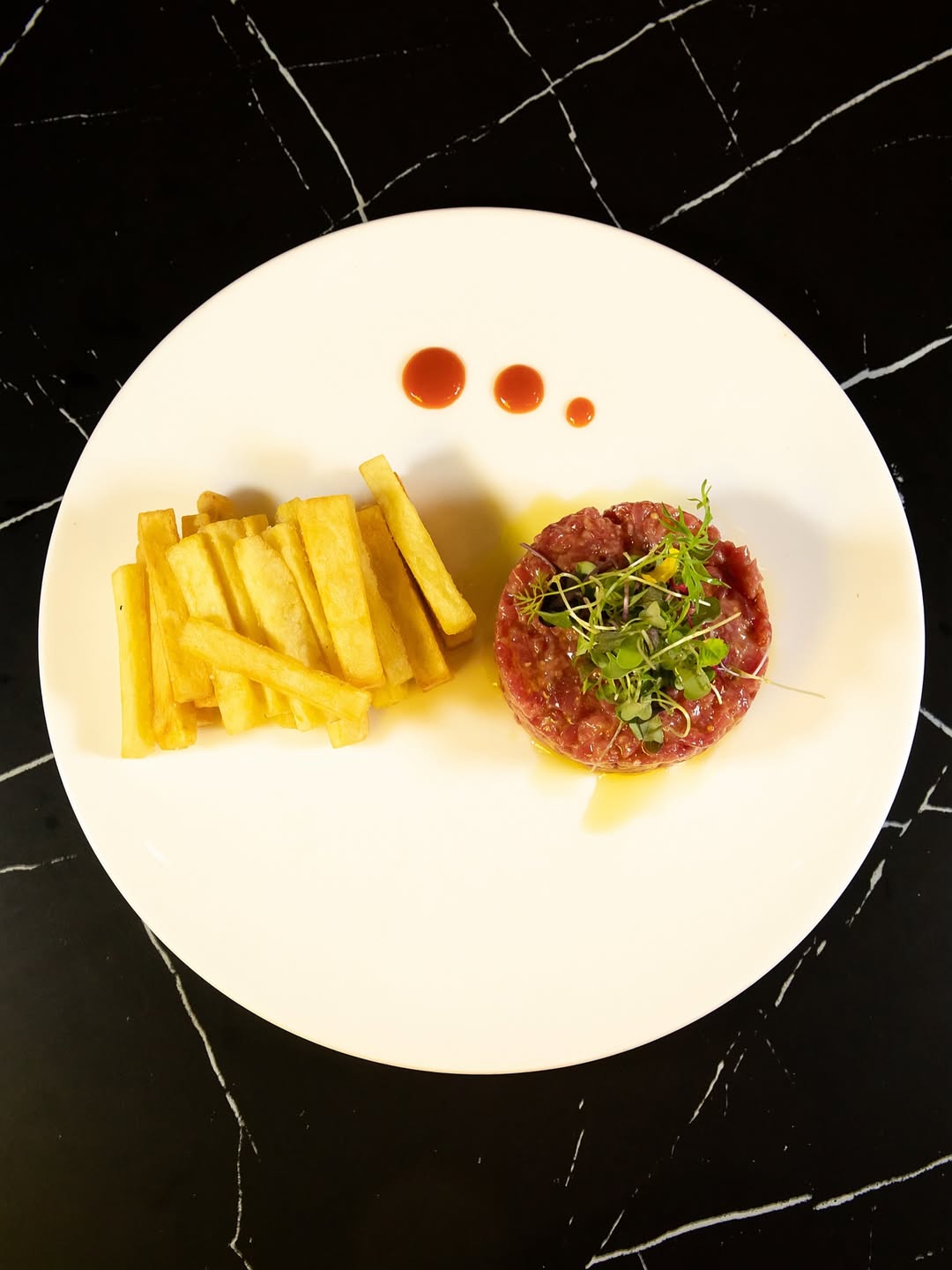 Algunos somos adictos al Steak tartar en cualquier momento del año, pero sabemos que ahora apetece más😉… Del vicio que s