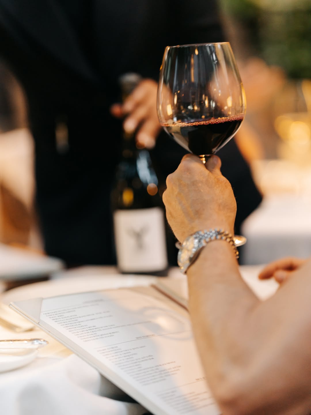 Hay vinos que hablan por sí solos. Nuestra selección de vinos reúne referencias que destacan por su origen, su carácter 