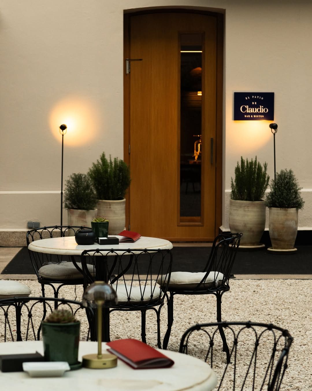 Summer nights are best enjoyed in our garden. We look forward to seeing you at El Patio de Claudio.
-
Las noches de vera