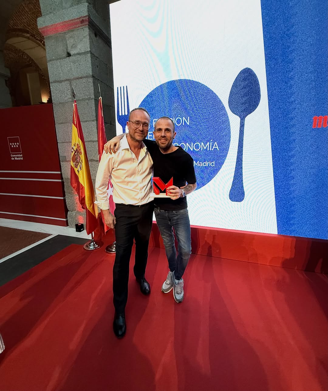 Nos hace una ilusión tremenda recibir este premio de manos de la @academiamadrilenadegastronomia 
Nos da fuerza para con