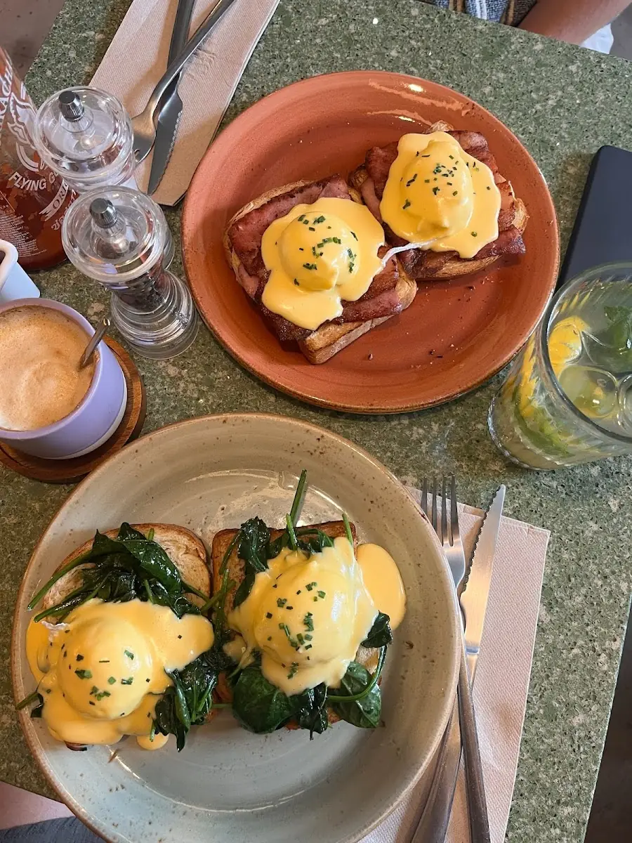 Eggs benedict at El Perrito