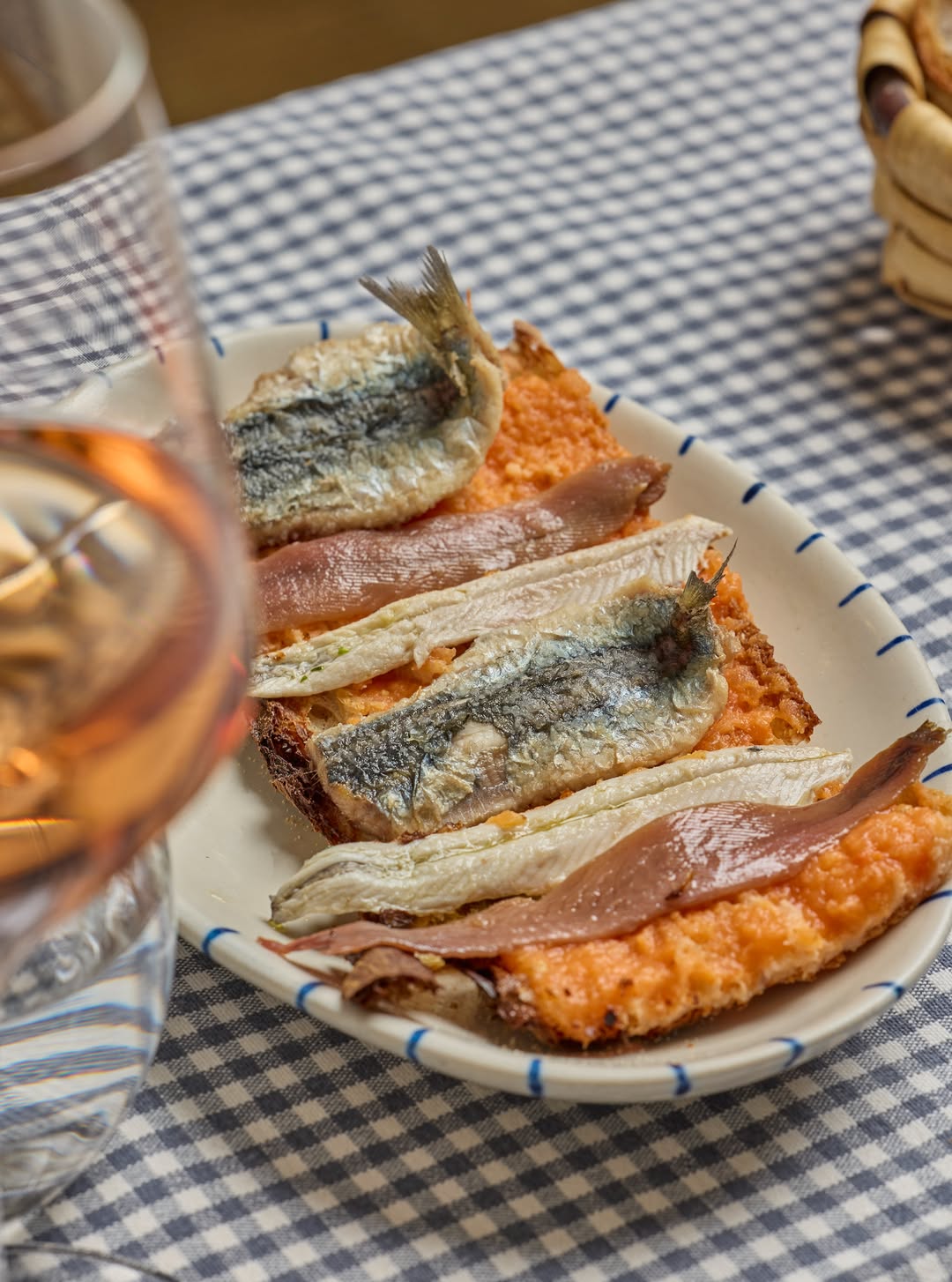 Nuestra tosta de pan de cristal de matrimonio con boquerón rebozado, anchoa, y boquerón en vinagre. Disfrútala en nuestr