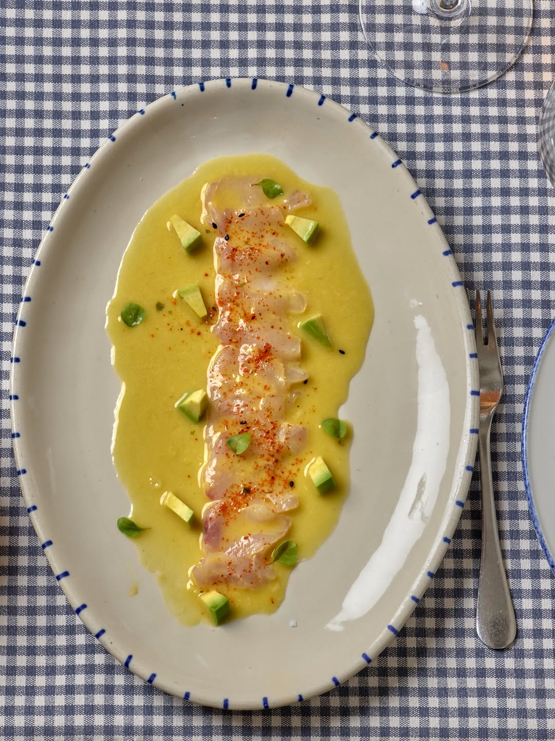 Nuestro tiradito combina la frescura del producto con un aliño lleno de matices, dando como resultado un bocado ligero,
