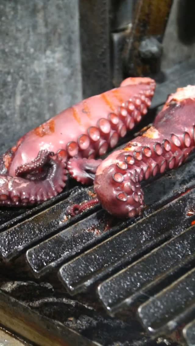🐙🔥 Hay quien piensa que la parrilla es solo cosa de carne.
El pulpo no está de acuerdo.
Un poco de fuego, el punto just