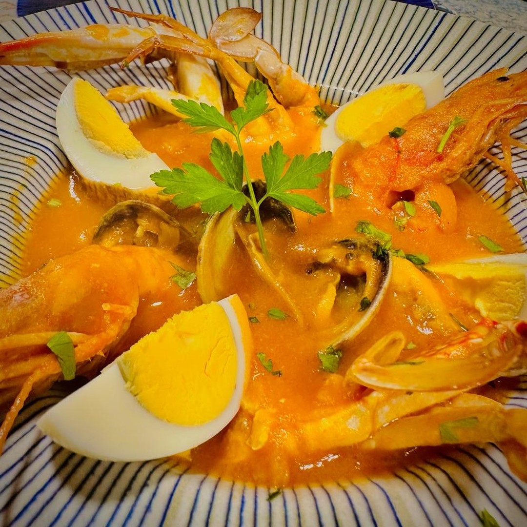 Zarzuela de rape con Mariscos y salsa Americana.