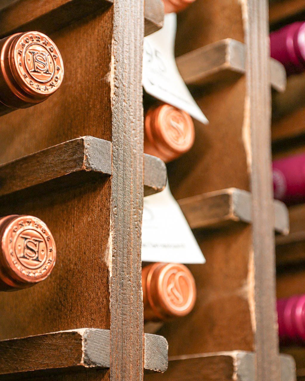 Algunas botellas esperan su momento.
Nosotros preferimos que cualquier momento sea una buena ocasión para abrirlas🍷
.
#T
