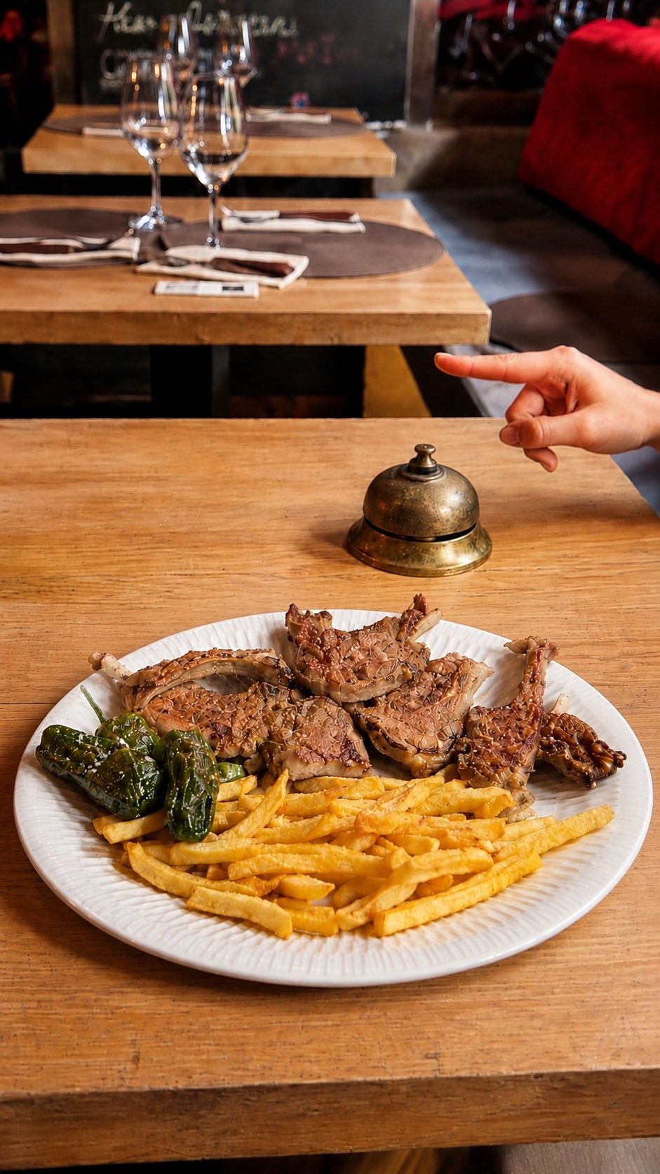 🔔 Toca la campanita y descubre qué plato aparece.
Una mesa, varios antojos y una pregunta importante: ¿con cuál te queda