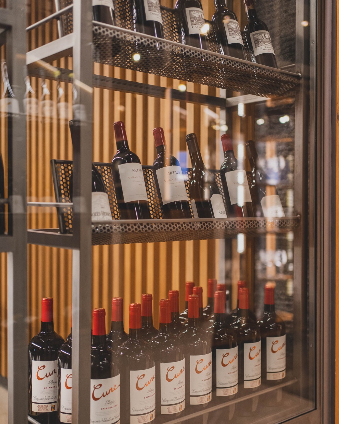 Más de 180 referencias. Y ninguna está aquí por casualidad.

La bodega de Élkar reúne etiquetas nacionales e internacion