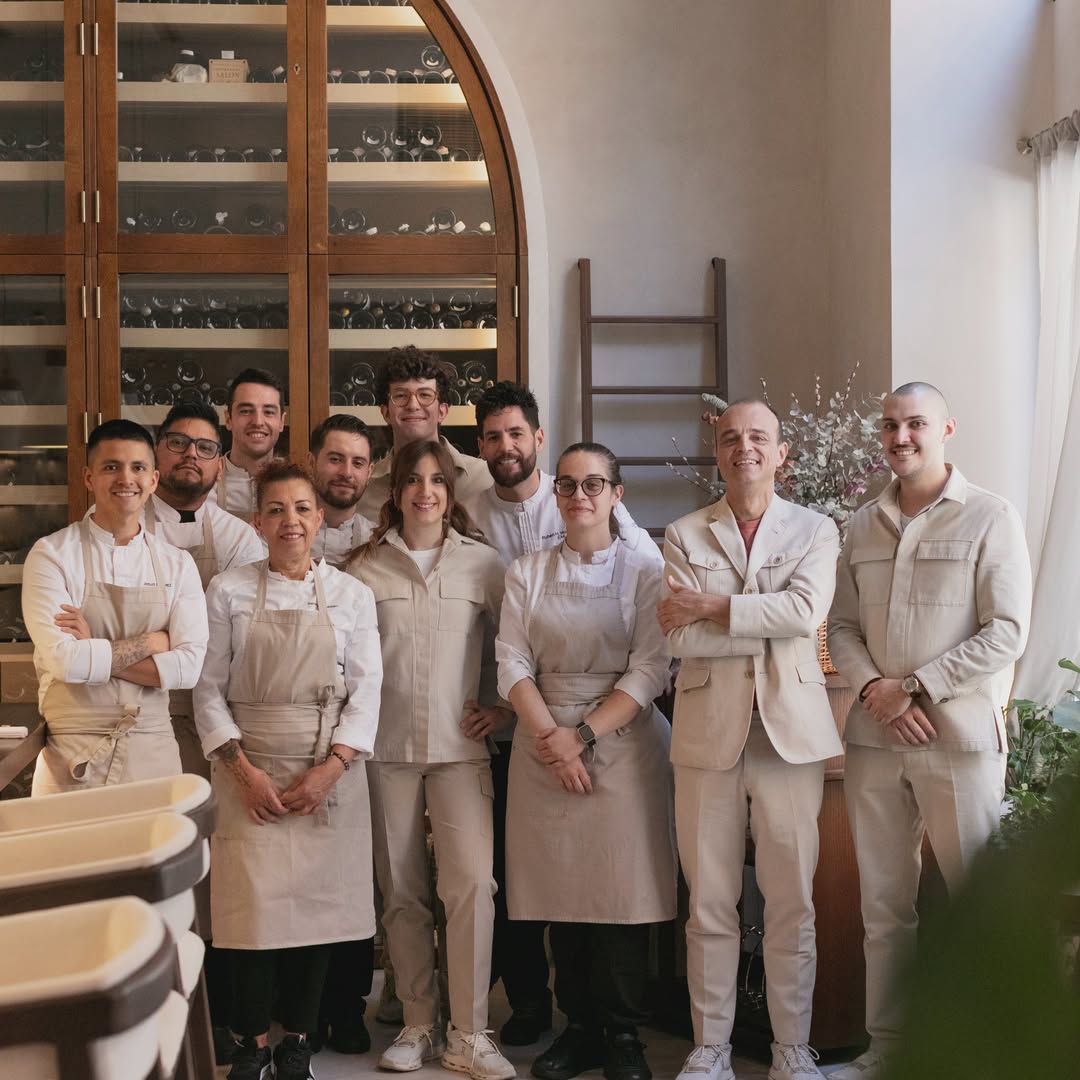 Primer aniversario de @emirestaurantemadrid .

Afrontando el resto de 2026 con ganas de recibiros en nuestra casa.

Nos 