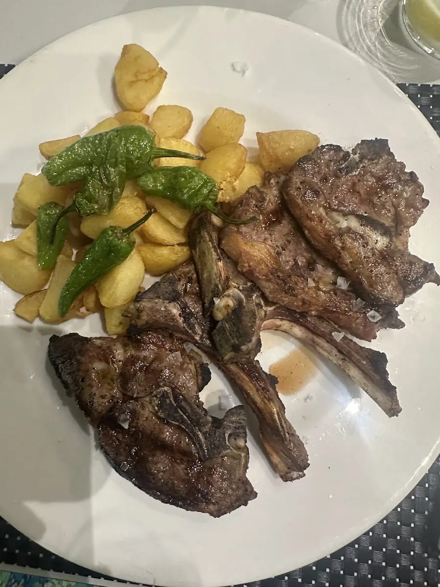 Grilled lamb chops at Es Celler de Manacor