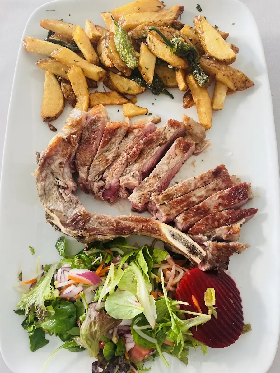 Grilled lamb chops with fries at Es Mollet