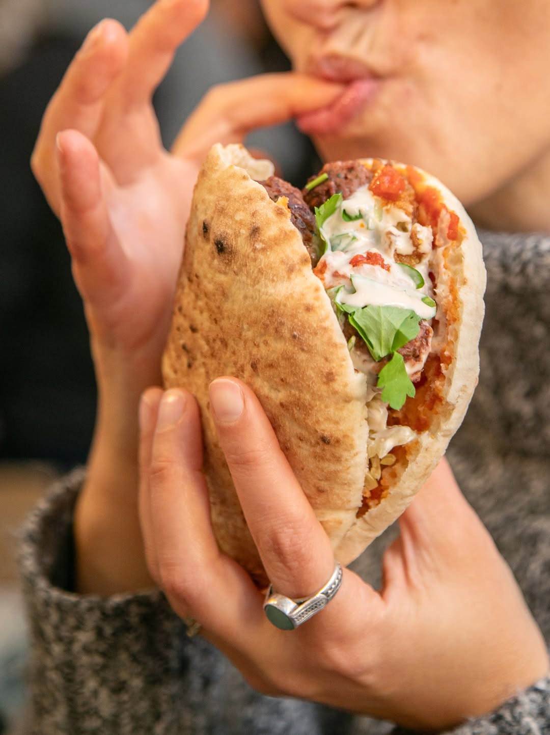 Lo único que podrás hacer con nuestra pita de albóndigas es devorar 🙆🏻‍♀️😋 @heurafoods.es 

#heura #comidaartesanal #mad
