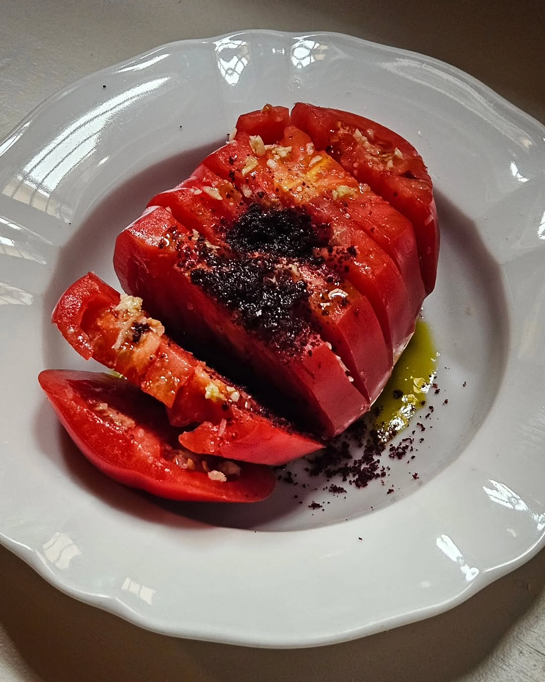 Ensalada de tomate rosa con ajo crudo picado, sumac y aceite de oliva picual.

#farah #lalatina #restaurante #mediterran