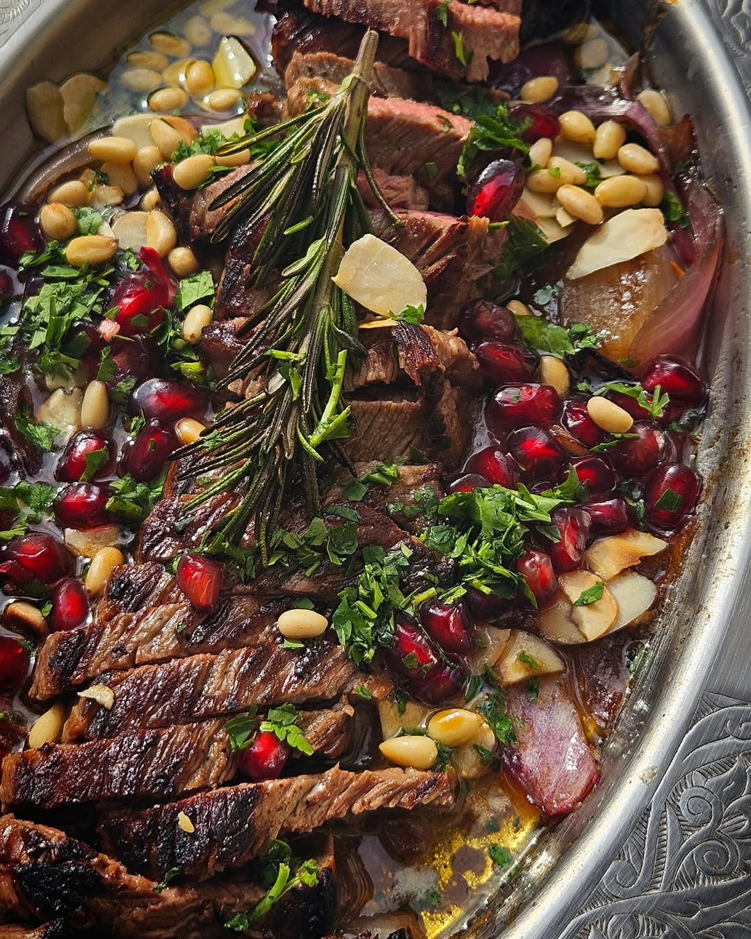 Añojo de ternera con cebolla morada, melaza y perlas de granada, almendras y piñones tostados.

#farah #lalatina #restau