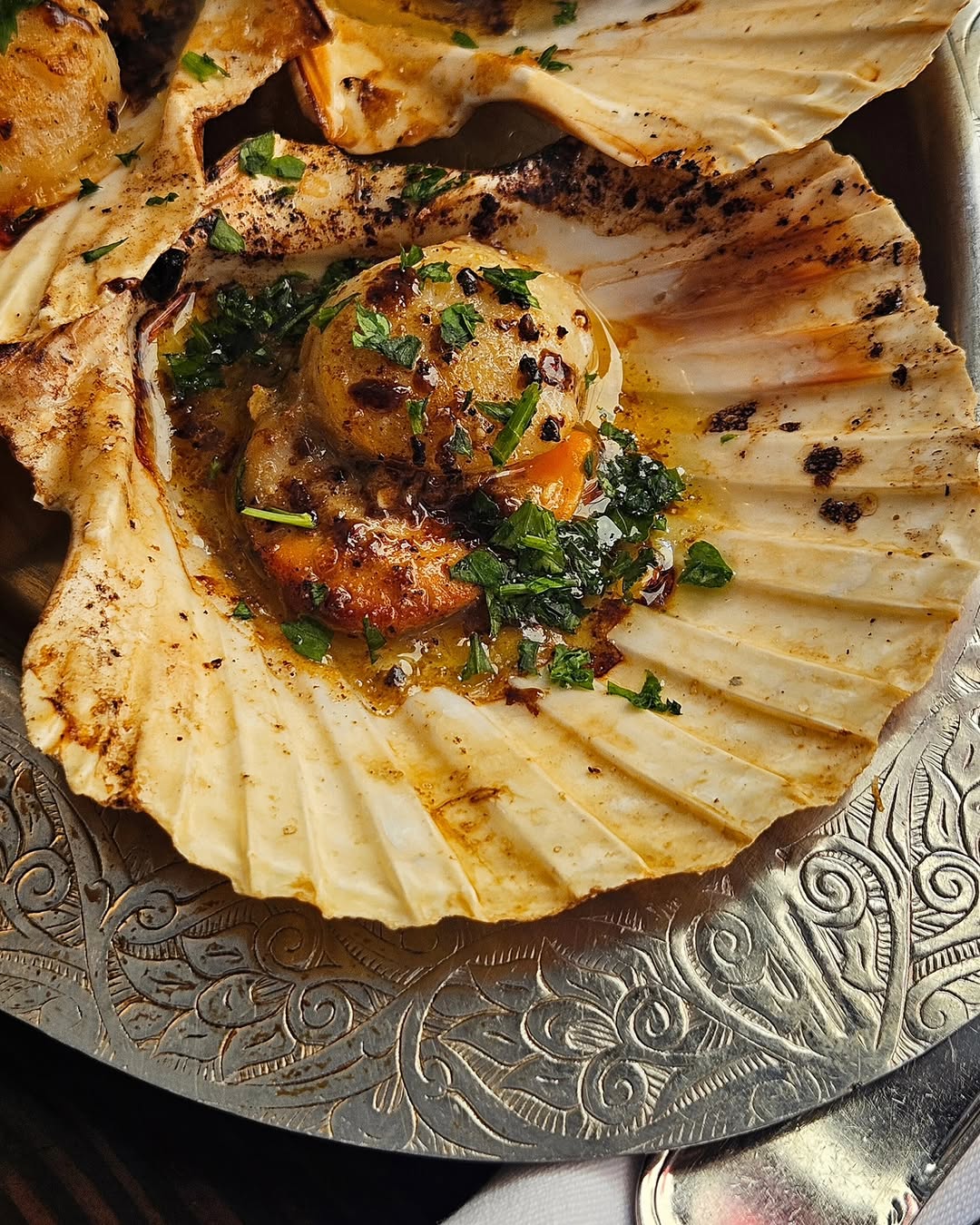 Vieiras a la plancha con mantequilla dorada de limón y ajo. 🤤 

#farah #restaurante #mediterraneo #lalatina #madrid