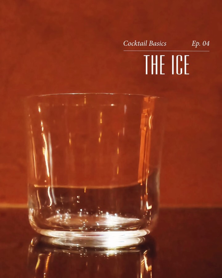 COCKTAIL BASICS — EP. 04: HIELO 🧊✨
El hielo no está solo para enfriar un cóctel. La forma, el tamaño y la calidad del h