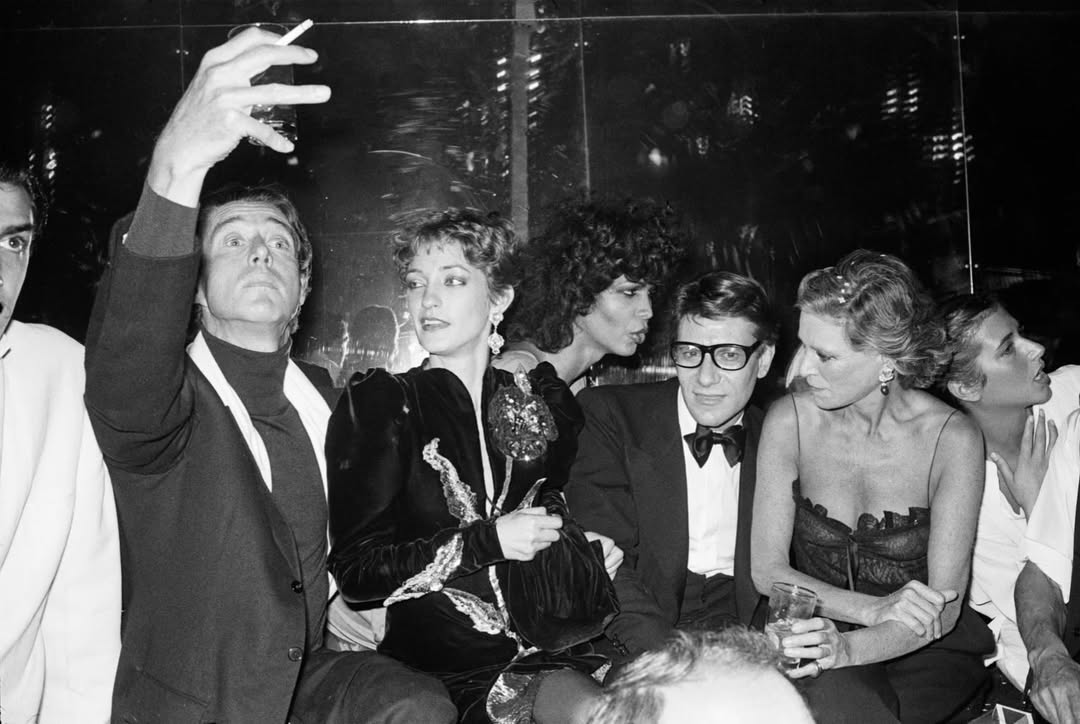 Some nights were made to become legends. 🥃🌟
📷 Yves Saint Laurent, Loulou de la Falaise, Betty Catroux and friends at a