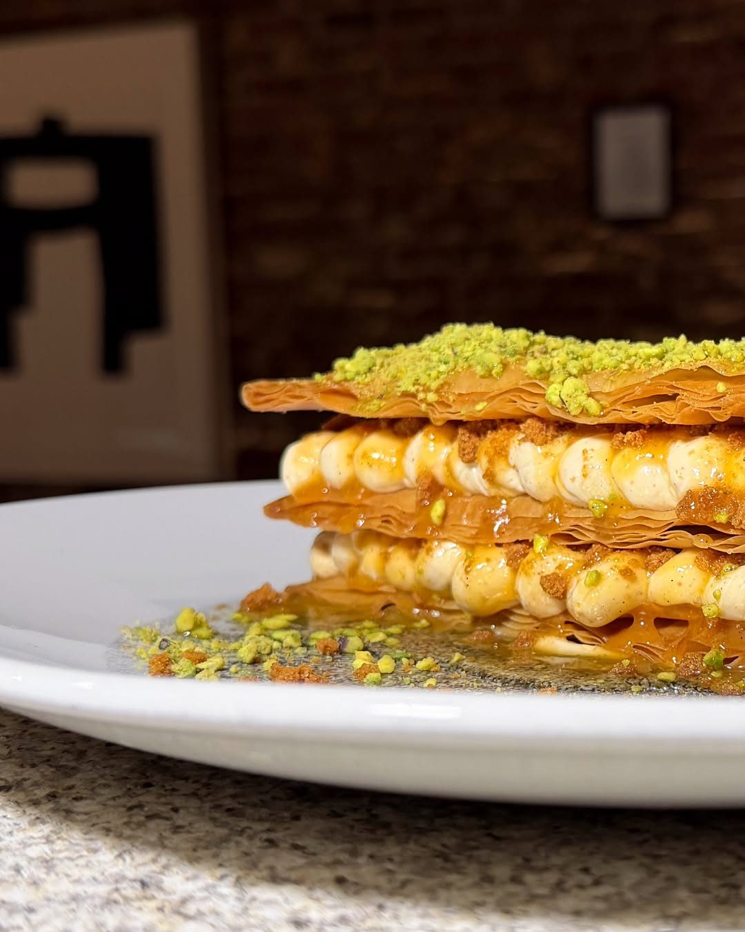 Arte.

En el postre, y en cada sala.

> Ecos del Bósforo: masa filo, almíbar, tarta de queso y albaricoque.

Reserva tu 