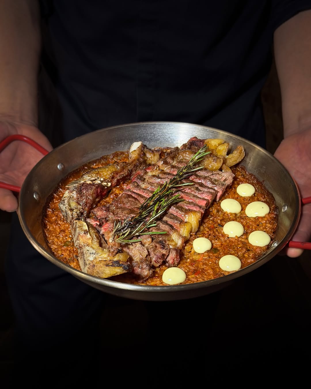¿Como suena para compartir este arroz?

> Arroz seco de chuletón de ternera con alioli de hierbas.

Reserva tu mesa en e