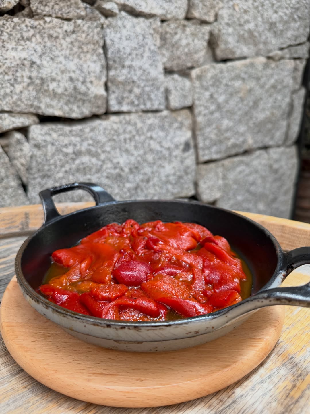 Nuestros pimientos asados del Bierzo destacan por su sabor, su delicadeza y el cuidado con el que se preparan. Un impres