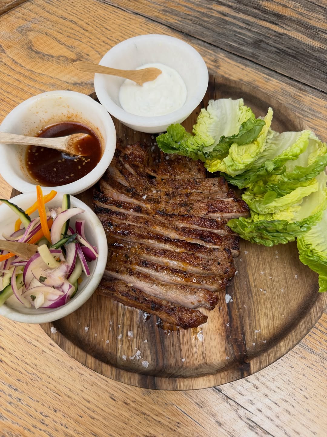 Ssäm de secreto ibérico, yogur y barbacoa japonesa 

#filandon