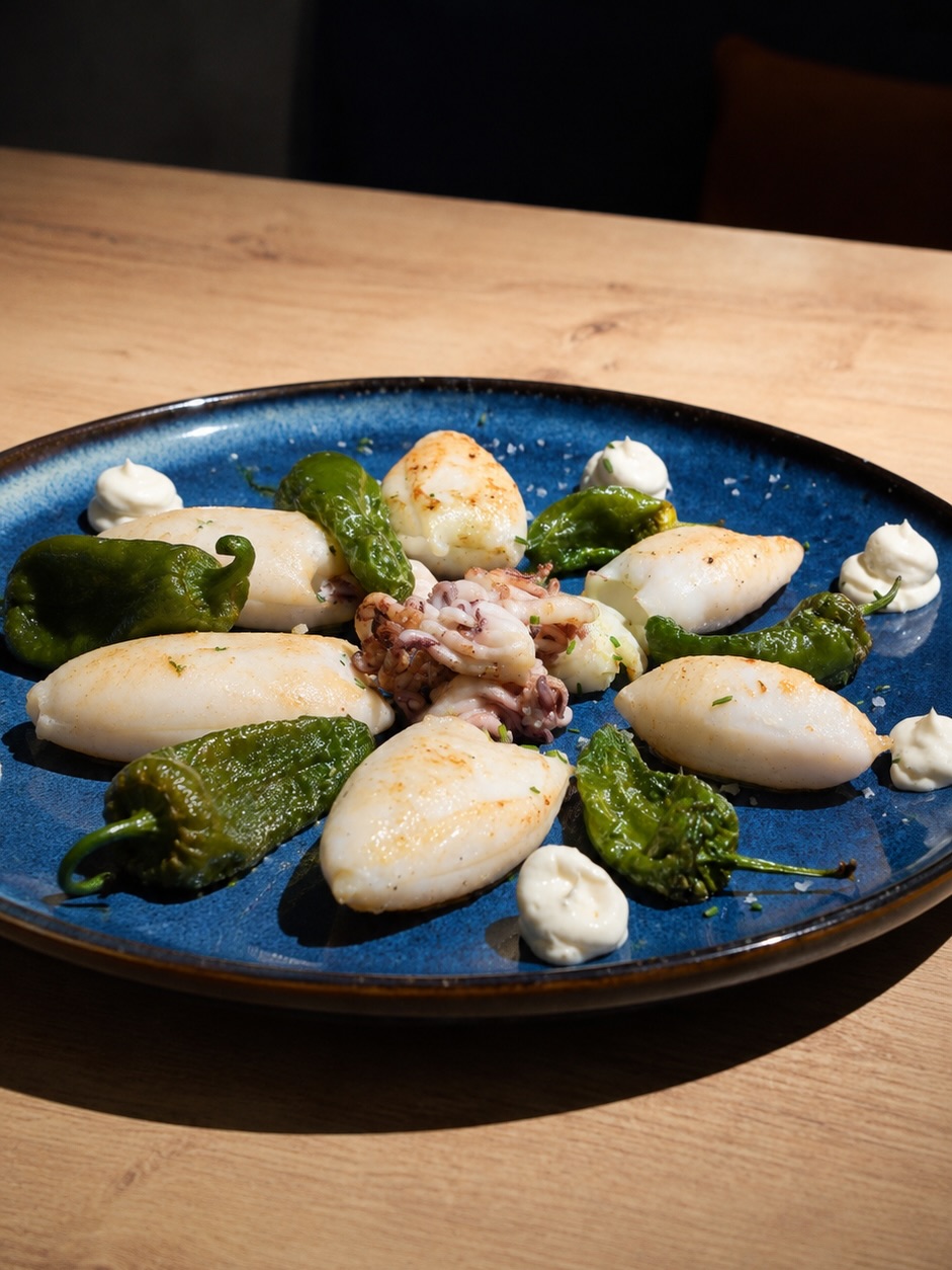 Producto, sencillez y mucho sabor.

Chipirones a la plancha, preparados para disfrutar de todo lo que un buen producto p