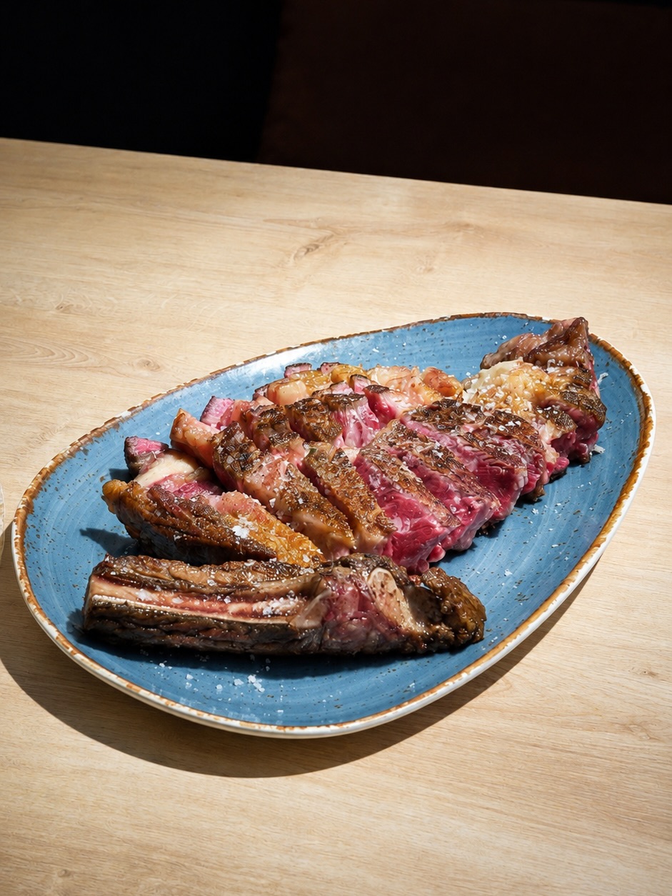 Un buen chuletón empieza por la calidad. 🥩
Carne de vaca, patatas y una mesa de esas que invitan a compartir.

A nuestra