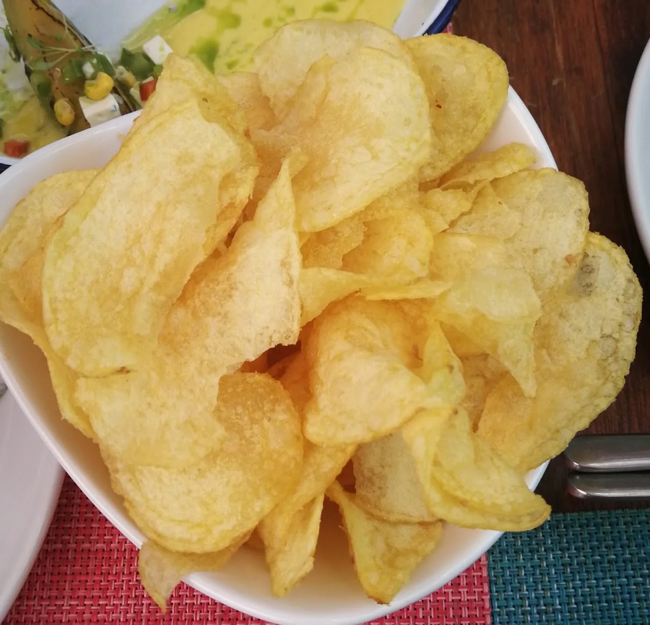 A bowl of crispy potato chips