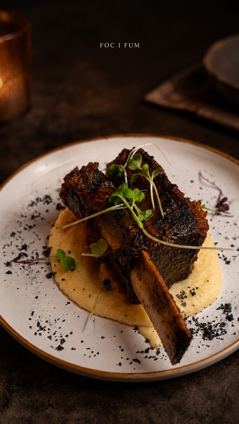 El fuego despierta los sabores.
La carne llega a su punto perfecto.
El cocktel completa la experiencia.

Hay noches que 